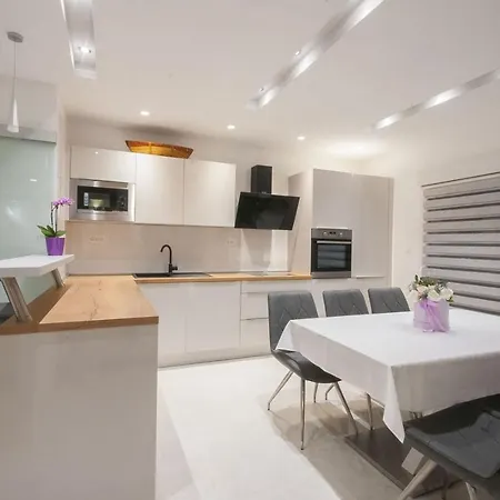 Вилла Luxury Seafront Morska With Pool, Jacuzzi And Sauna At The Beach In Center Of Башка-Вода