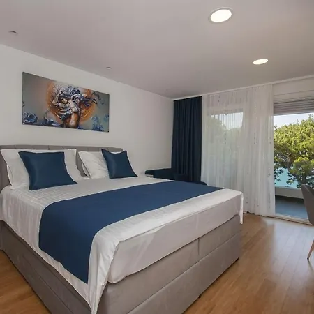 Вилла Luxury Seafront Morska With Pool, Jacuzzi And Sauna At The Beach In Center Of Башка-Вода