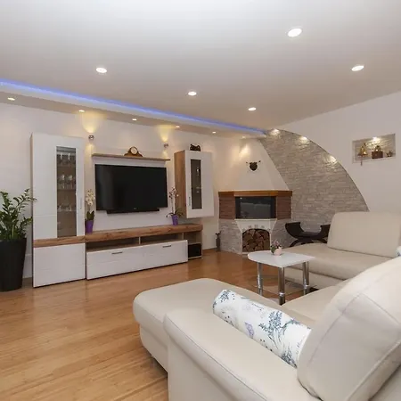 Luxury Seafront Morska With Pool, Jacuzzi And Sauna At The Beach In Center Of Башка-Вода