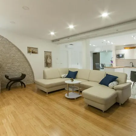 Luxury Seafront Morska With Pool, Jacuzzi And Sauna At The Beach In Center Of *