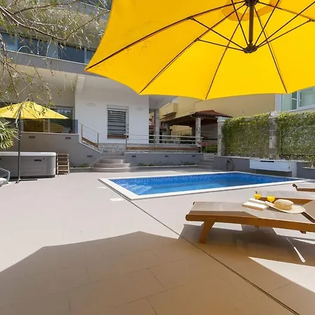 Luxury Seafront Morska With Pool, Jacuzzi And Sauna At The Beach In Center Of Вилла Башка-Вода
