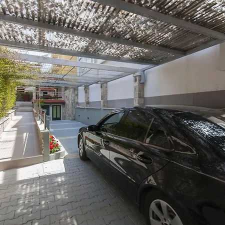 Вилла Luxury Seafront Morska With Pool, Jacuzzi And Sauna At The Beach In Center Of Башка-Вода