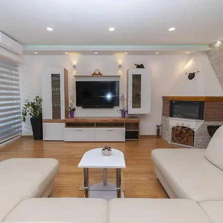 Вилла Luxury Seafront Morska With Pool, Jacuzzi And Sauna At The Beach In Center Of