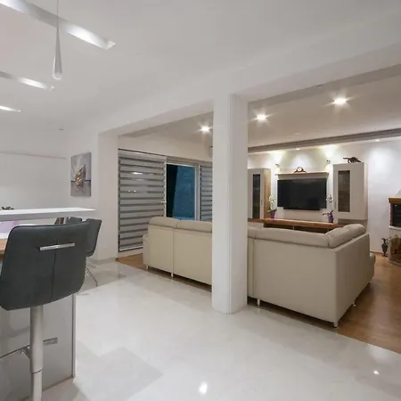 Luxury Seafront Morska With Pool, Jacuzzi And Sauna At The Beach In Center Of Вилла Башка-Вода